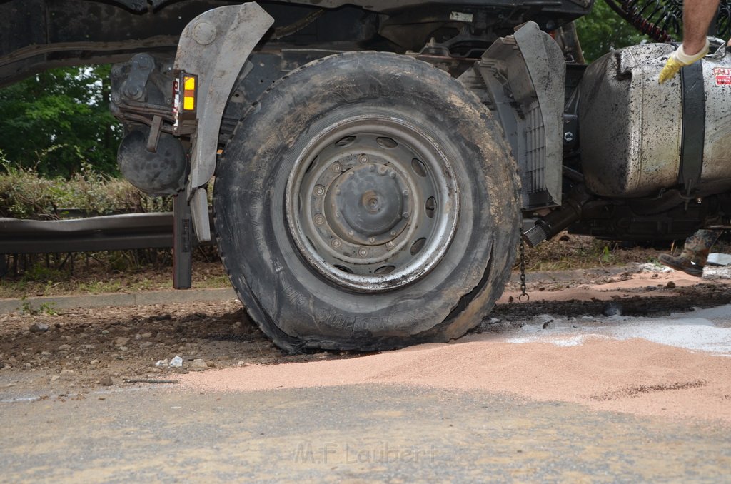 LKW umgestuerzt A 1 Rich Saarbruecken P237.JPG